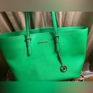 Michael Kors Jet Set Tote-EUC